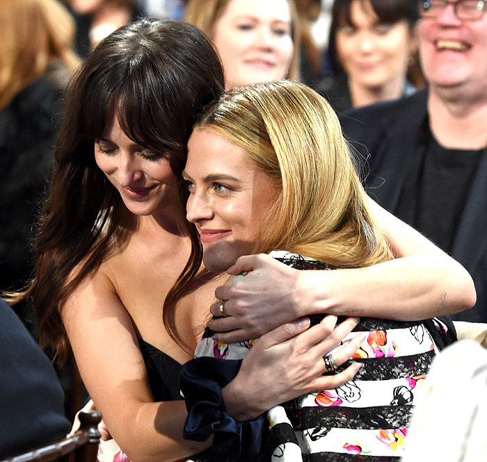 Dakota Johnson y Riley Keough