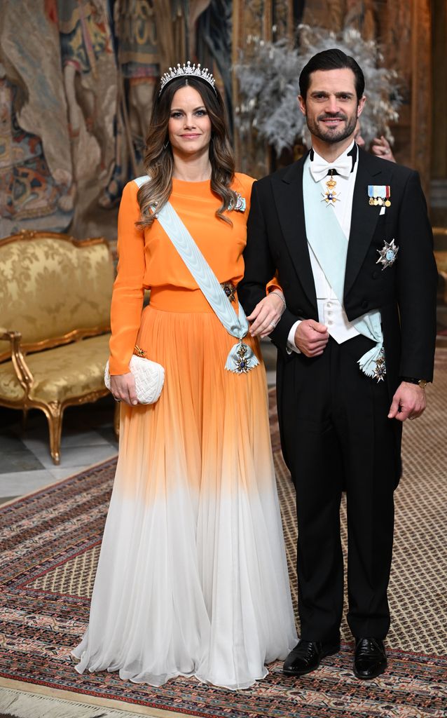 Sofia de Suecia vestido naranja blanco tiara