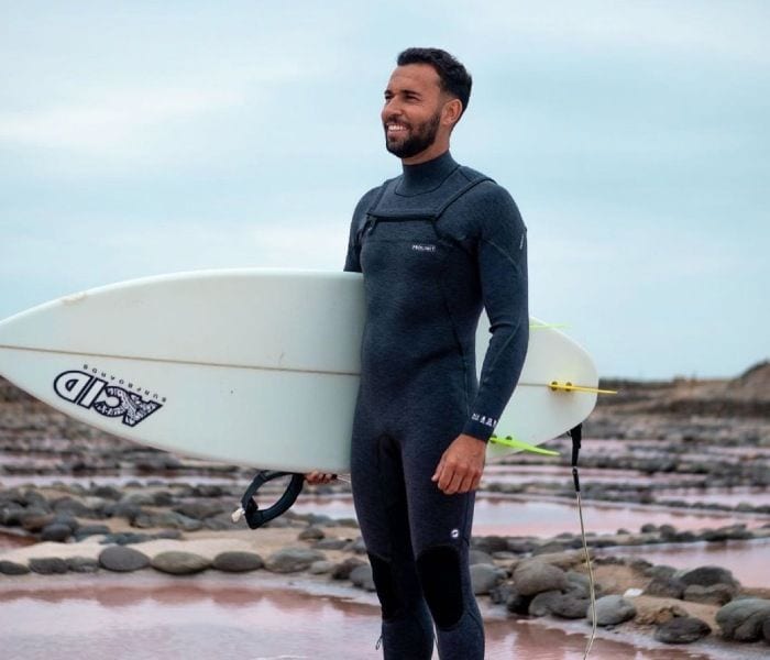 Omar Sánchez surfeando 