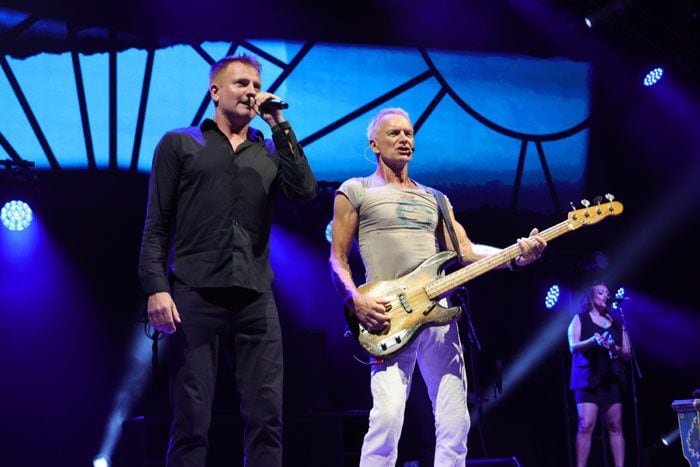 Sting con su hijo Joe sobre el escenario