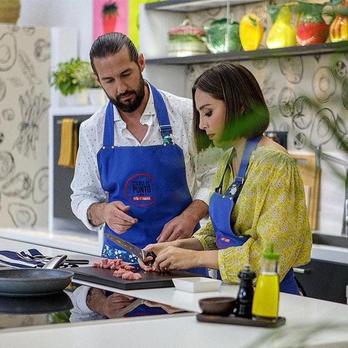 Tamara Falcó junto al chef Javier Peña en el programa 'Cocina y punto'