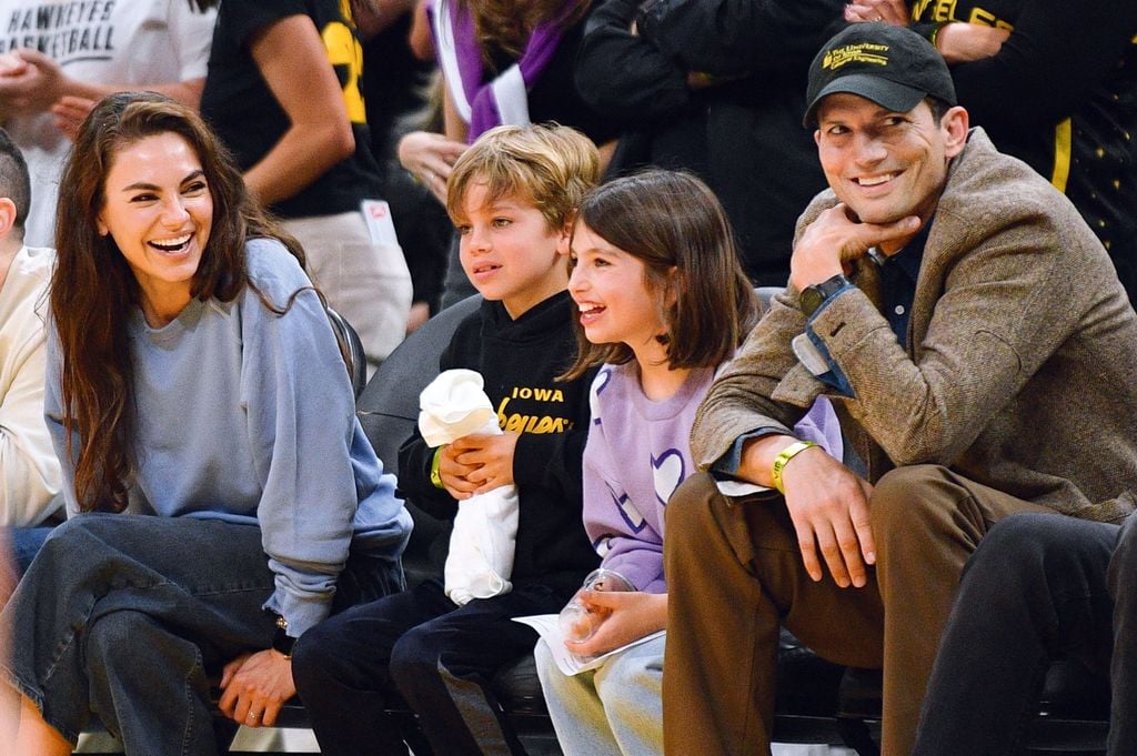 Ashton Kutcher y Mila Kunis con sus hijos