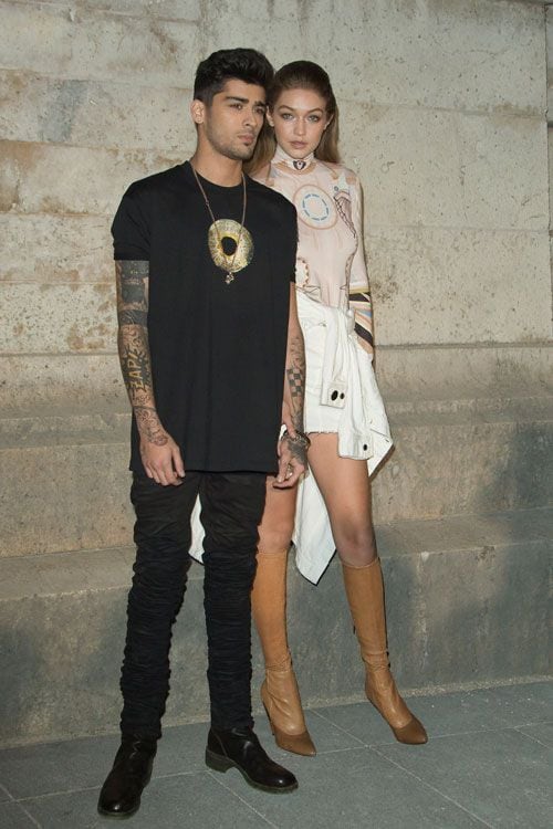 Zayn Malik y Gigi Hadid posando tras el desfile de Givenchy en la París Fashion Week