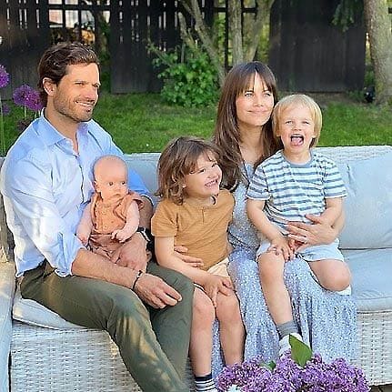 Carlos Felipe y Sofia de Suecia con sus hijos