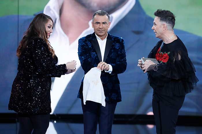 Maestro Joao regalando el pañuelo de Rocío Jurado a Rocío Flores