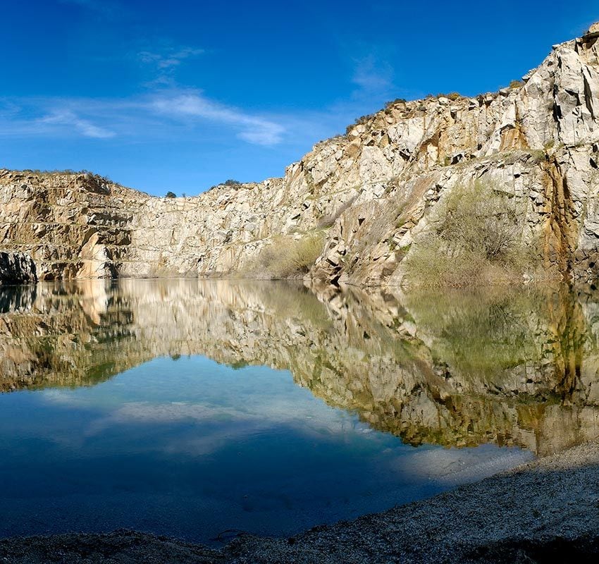 Piscina natural en la cantera de Aclántara, Cáceres