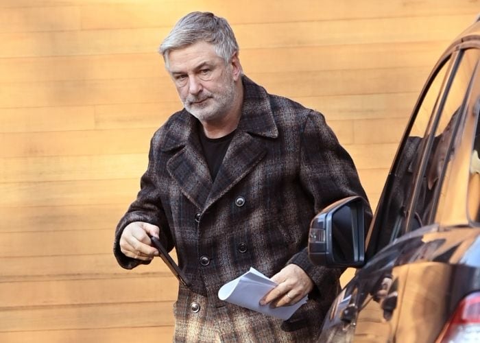 Alec Baldwin saliendo del coche