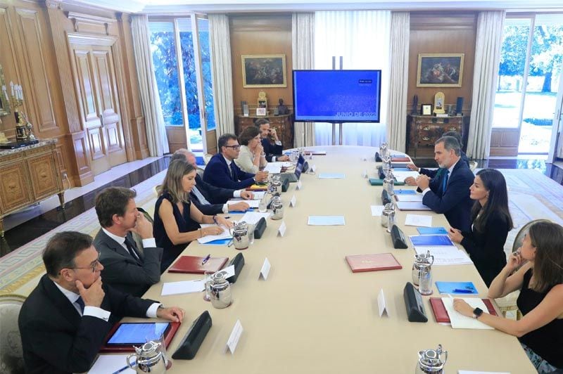 Los Reyes Felipe y Letizia con los representantes de la Fundación Princesa de Girona