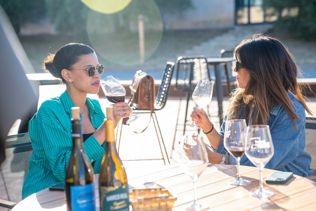 Chicas brindando en Bodegas Marco Real