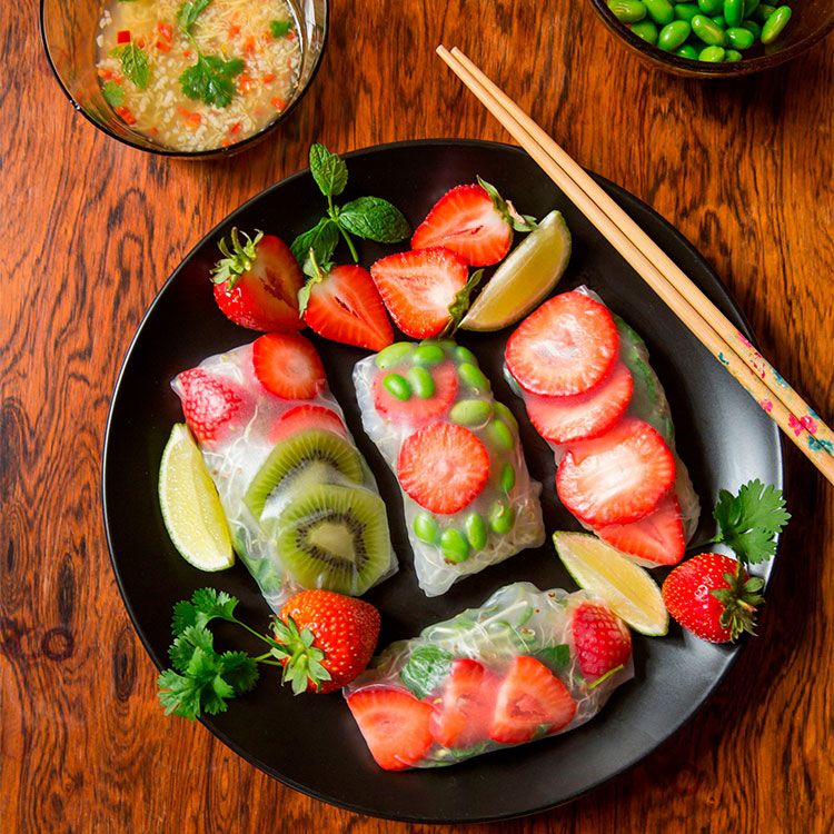 Rollitos vietnamitas de fideos chinos y frutas