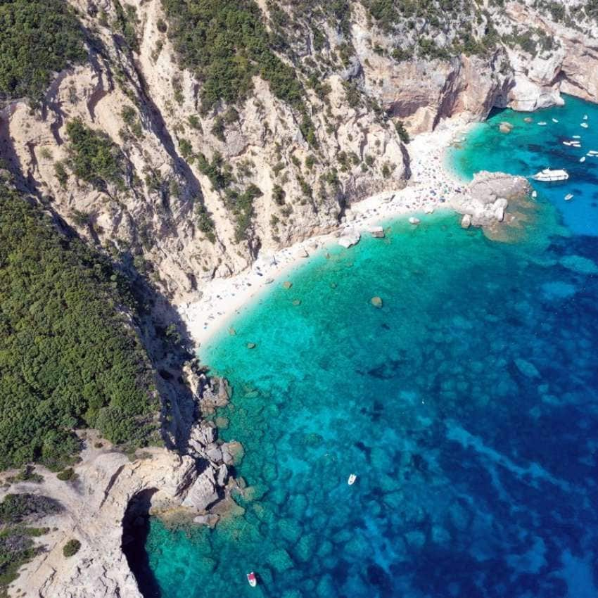 Acantilados en la isola de Gabbiani.