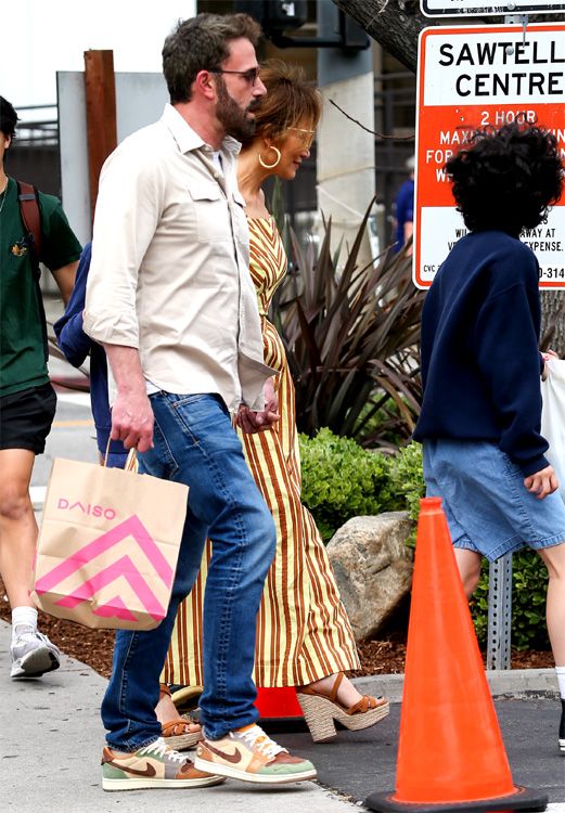 Ben Affleck y Jennifer Lopez con Emme por la calle