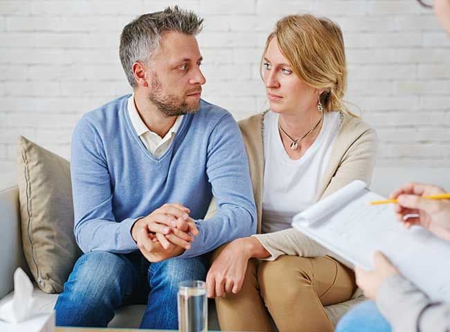 pareja en una consulta