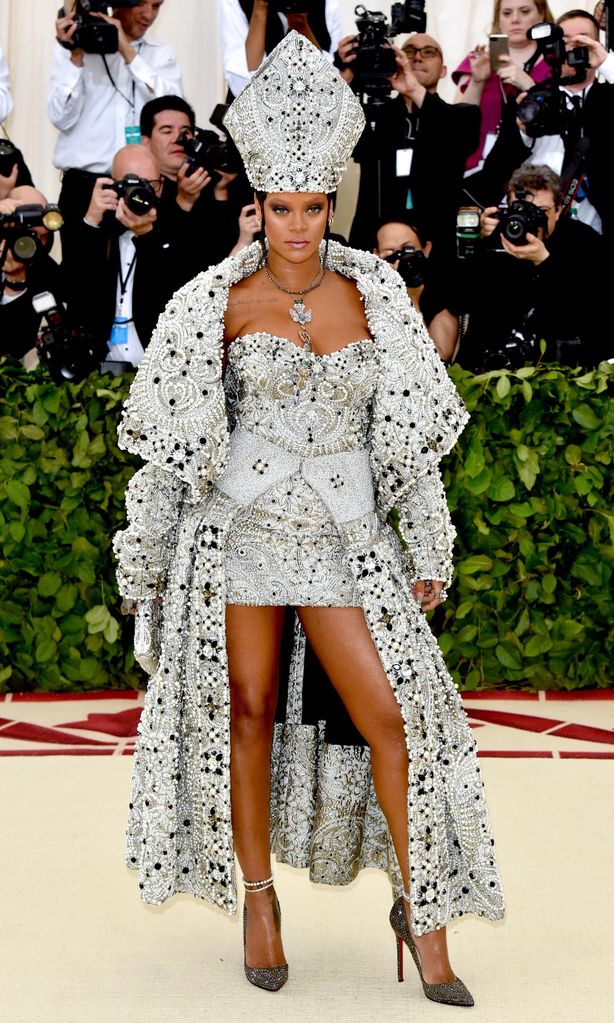 rihanna en la gala met de 2018 con atuendo de maison margiela