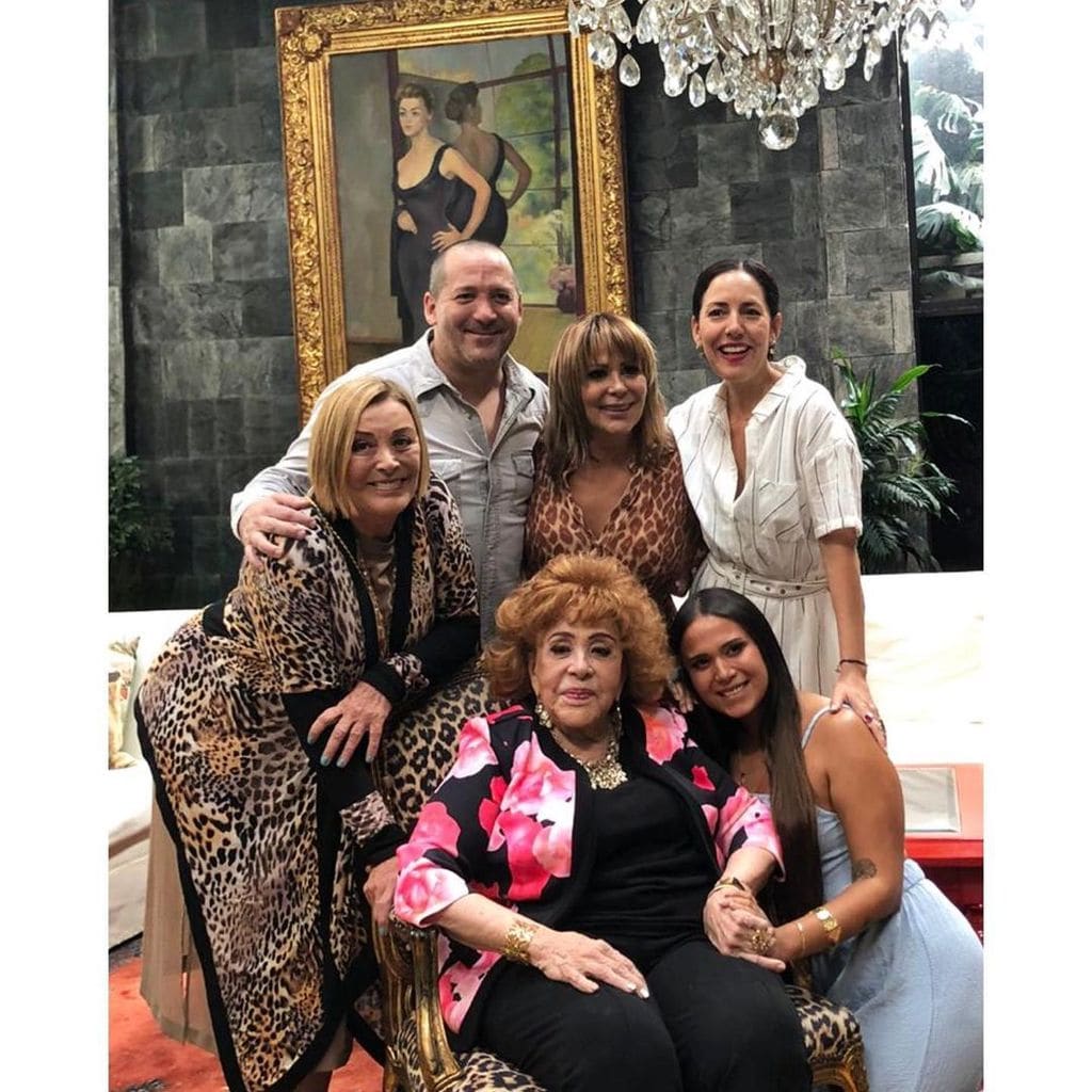 Silvia Pinal junto a su familia frente al cuadro que Diego Rivera pintó para ella