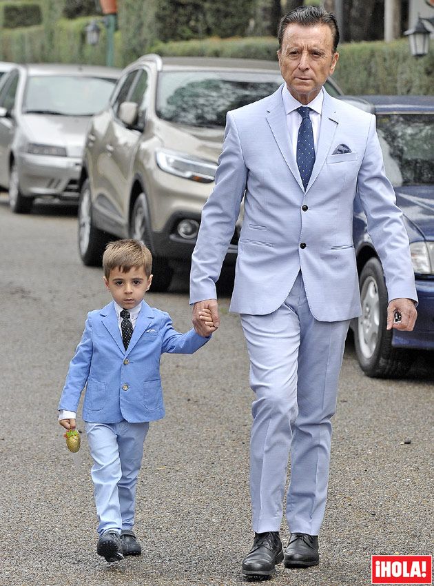 El ex diestro y su hijo pequeño acudieron a la boda de un familiar vestidos de manera idéntica con trajes de color azul y corbatas a juego

© FOTO: CÓDIGO PRESS
