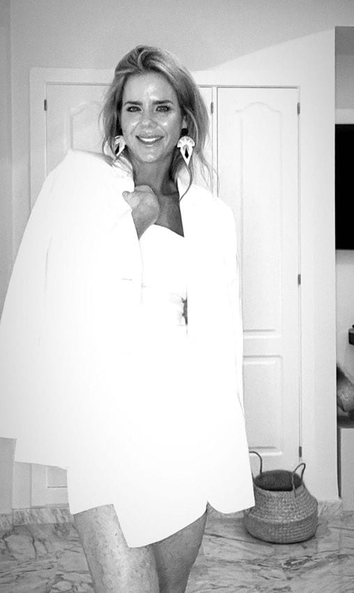 El truco de Amelia Bono para lucir elegante y bronceada: un vestido blanco de Zara