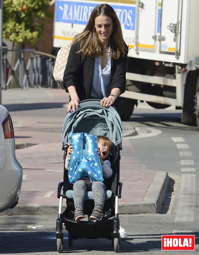 Eva González y su hermana María, reunión familiar en Sevilla con sus hijos