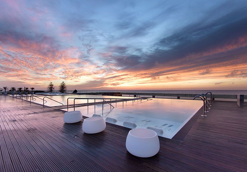 Piscina del Parador de Cádiz al atardecer