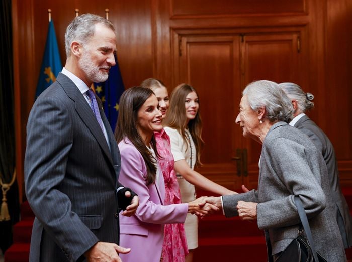 Leonor, con sus padres y su hermana Sofía, en las audiencias previas a los Princesa de Asturias