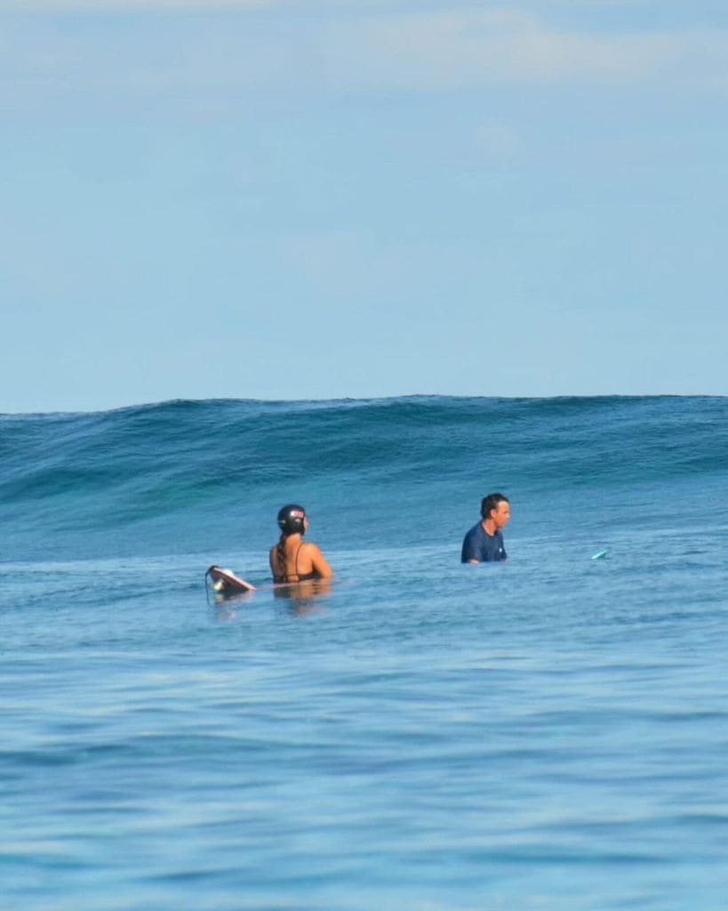 Habla el novio de la surfista fallecida tras el ataque de un pez aguja: 'Traté de reanimarla pero fue imposible'