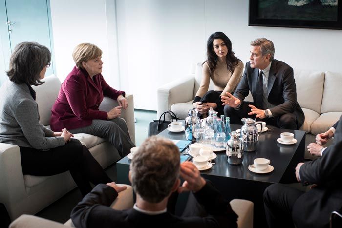 George y su mujer Amal se reunieron hace poco con Angela Merkel para tratar precisamente el tema de los desplazados
