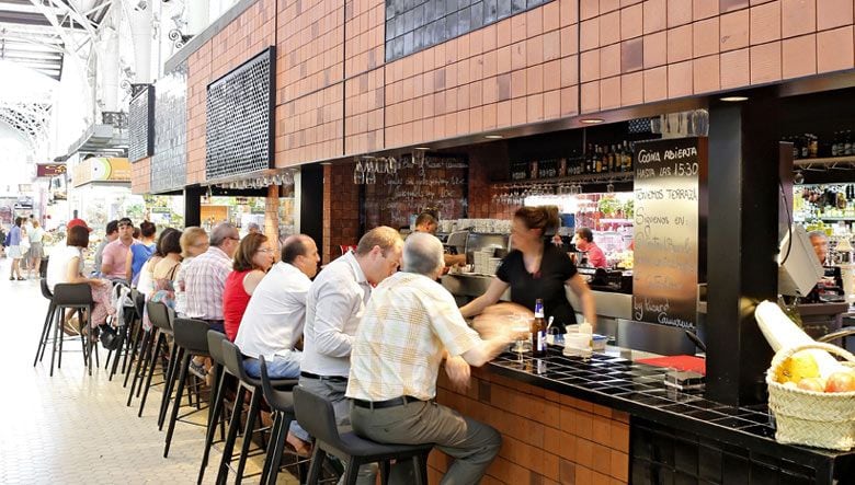 Otro de los negocios de Camarena es Central Bar, una barra ubicada en el Mercado Central de Valencia. Allí la cocina de ‘Kilómetro 0’ alcanza su mayor significado, dado que la cocina se nutre de los productos el propio mercado. Solo el precioso edificio donde se aloja justifica la visita.
