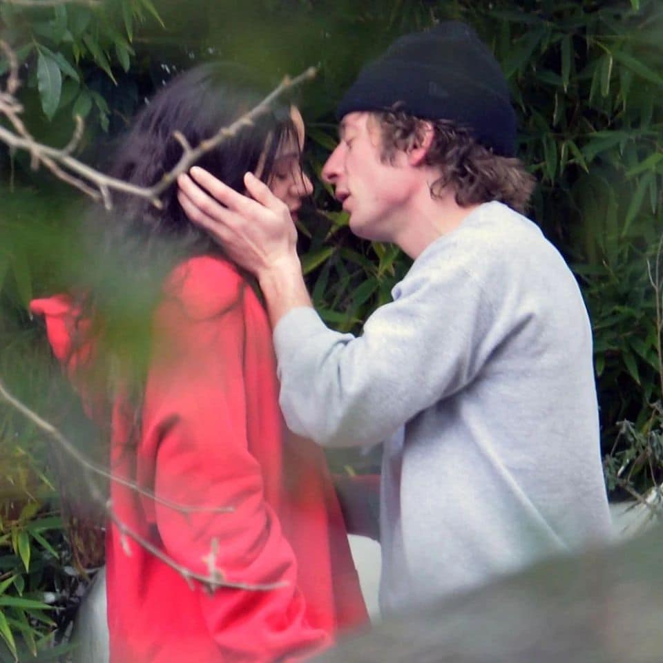 Rosalía y Jeremy Allen White a punto de fundirse en un beso en una de sus primeras imágenes juntos