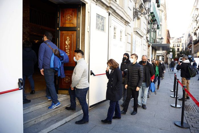 Gente esperando en el Teatro Español