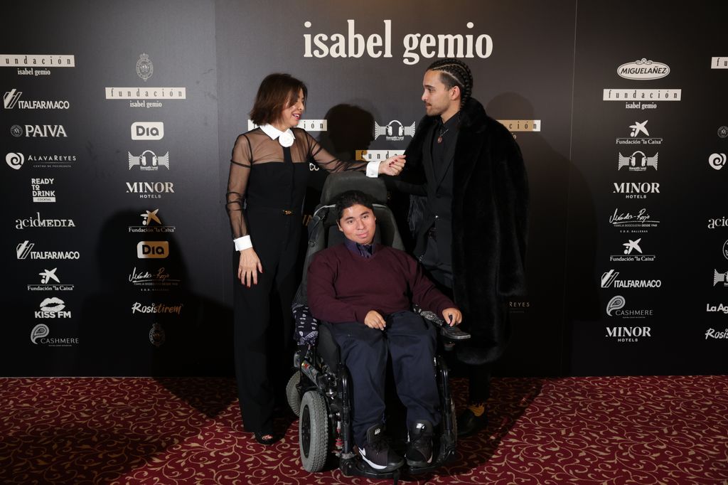 Isabel Gemio con sus hijos en el aniversario de su fundación