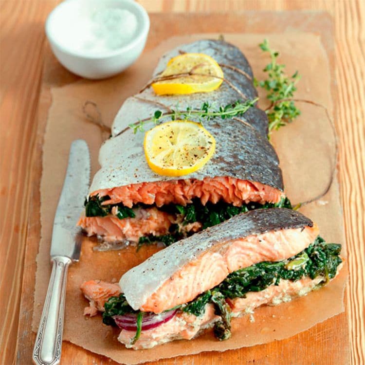 Salmón al horno relleno de verduras