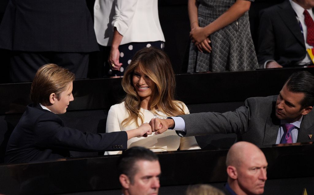 Barron Trump choca con su tío Donald Trump Jr. durante la sesión de la convención republicana el 21 de julio de 2016 en Ohio