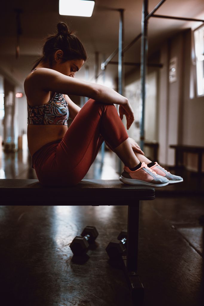 Chica estirando en el gimnasio