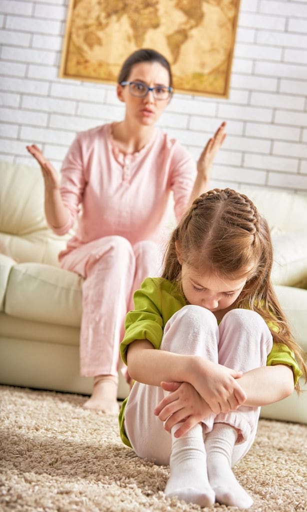 Madre echando bronca a su hija