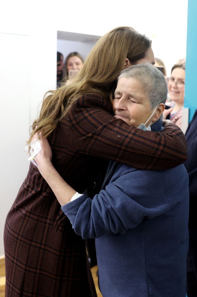 El efusivo abrazo de Kate Middleron a un paciente durante su visita a un hospital de Londres