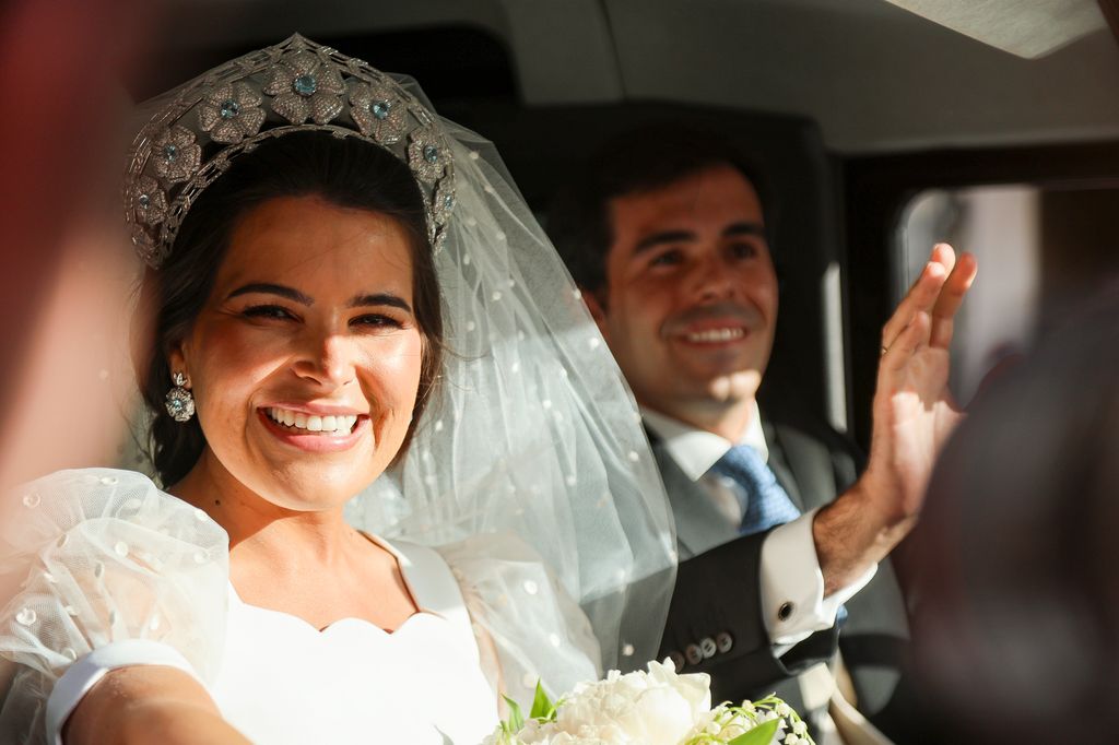 Natalia, bellísima, junto a Esteban dentro del coche nupcial en el momento de dirigirse al banquete