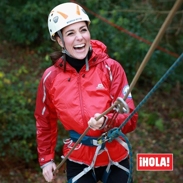 La esposa del príncipe Guillermo exhibió, una vez más, su habilidad con los deportes y no dudó en hacer rápel con una gran sonrisa y perfectamente equipada con casco y botas de montes
