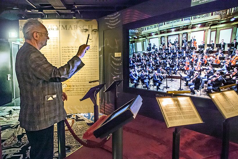 viena-dirigiendo-virtualmente-a-la-filarmonica-en-el-museo-haus-der-musik