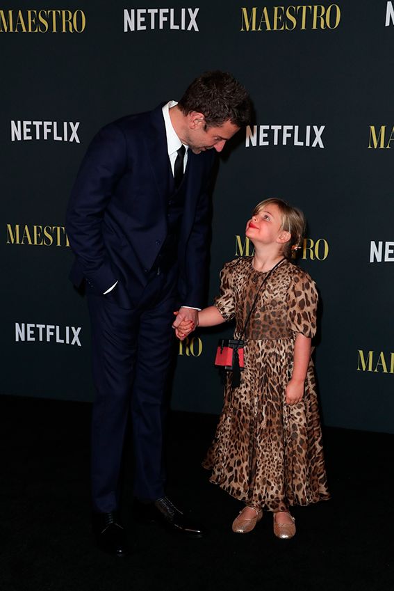 Bradley Cooper con su hija Lea en el estreno de Maestro