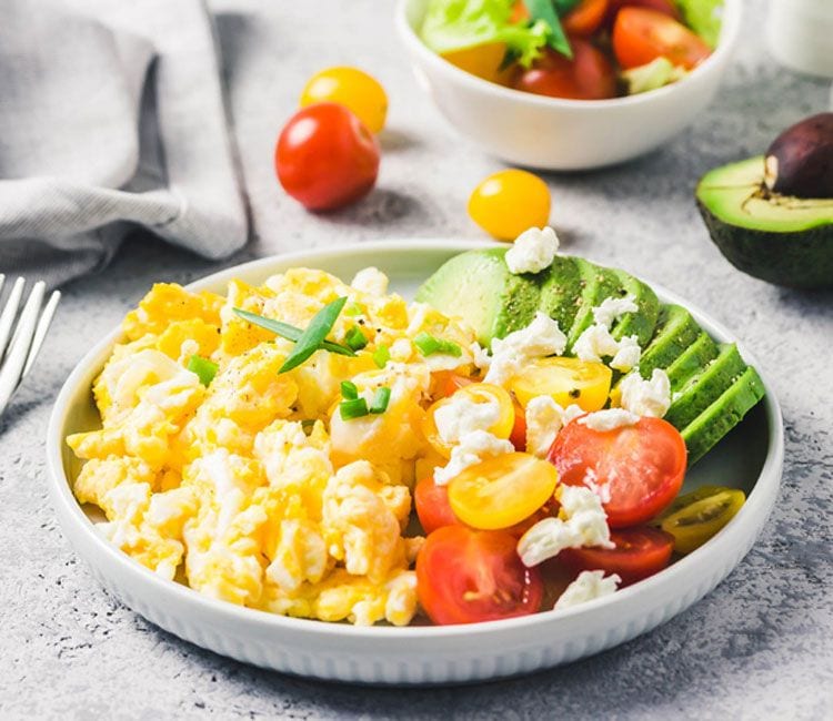 Huevos revueltos con aguacate, tomatitos y queso feta