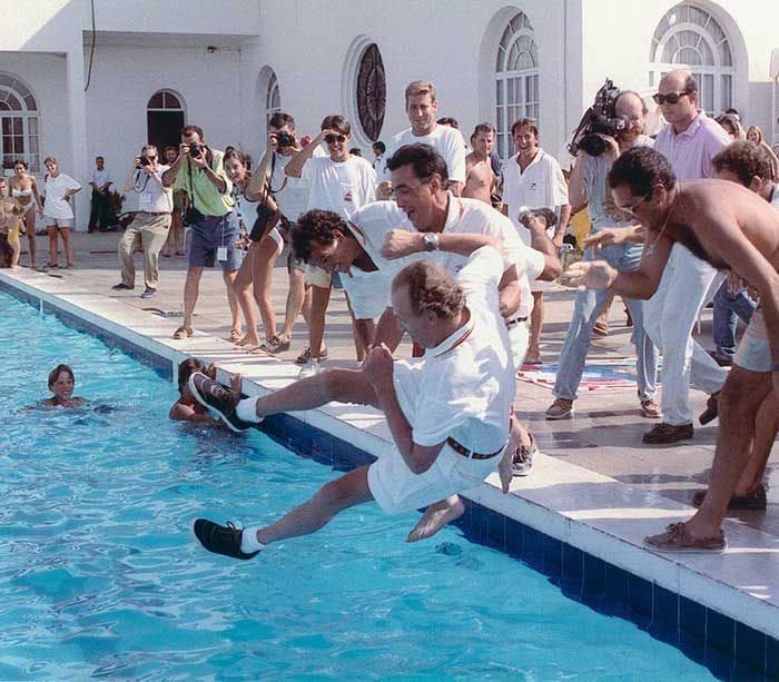 Rey Juan Carlos en la piscina 