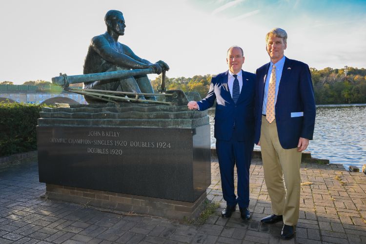 Príncipe Alberto con la estatua de su abuelo materno