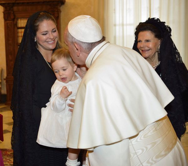 El Papa Francisco se mostró muy cariñoso con la pequeña Leonore
