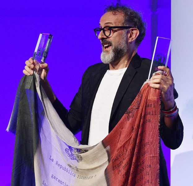 El pasado mes de junio 'Osteria Francescana' se convertía en el 'Mejor restaurante del mundo', según la influyente lista ’The World’s 50 Best Restaurants’. En la imagen vemos a su chef, Massimo Bottura, recogiendo este prestigioso reconocimiento que el año anterior había ostentado el catalán ‘El Celler de Can Roca’.
