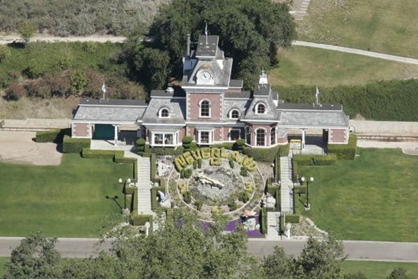 El rancho Neverland, donde el cantante Michael Jackson vivió durante 17 años, ha salido a la venta por 100 millones de dólares
