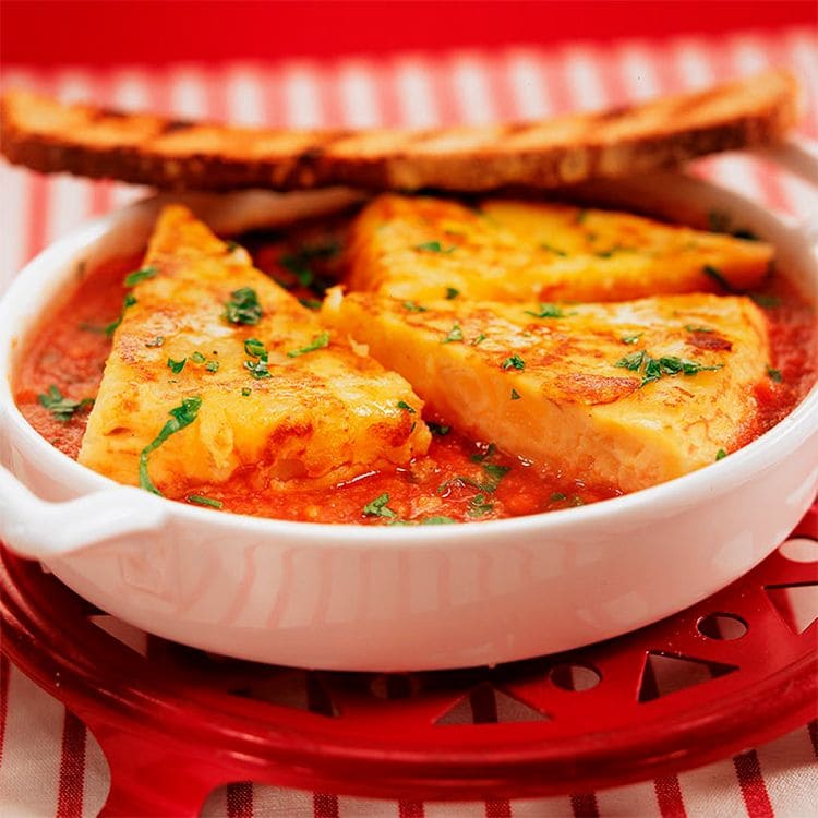 Tortilla guisada con salsa de tomate