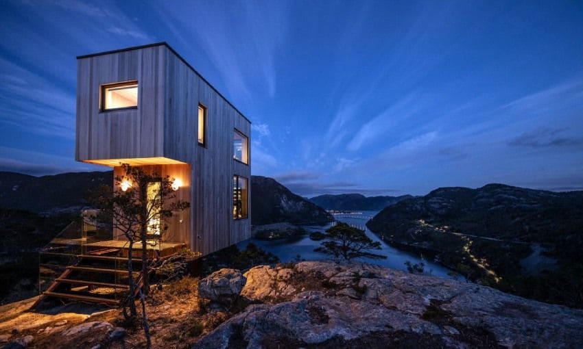 lodges bolder sky sobre el fiordo de lysefjord noruega