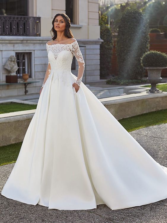 Vestido de novia de encaje y falda de Pronovias