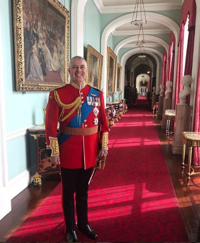 Andrés de Inglaterra en un área privada del palacio de Buckingham