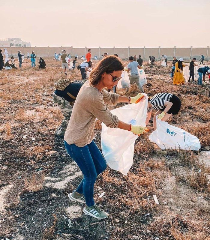 Ana Boyer, recogiendo basura en Qatar